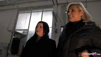 Olgun Ve Genç Bebekler, Vahşi Bir Üçlüde Bir Grup Erkeği Zevklendiriyor