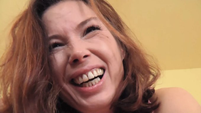 Alman Bebek, Duygusal Bir Oral Deneyimin Tadını Çıkarıyor