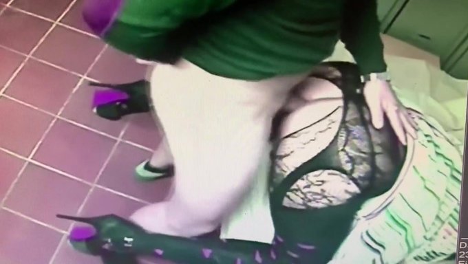 Crossdresser, Anal Oyun Için Köpek Pozisyonu Alıyor