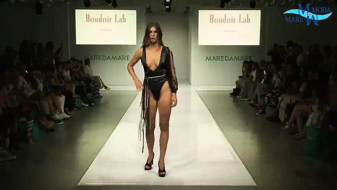 Avrupalı Modeller Iç Çamaşırlarıyla Kıvrımlarını Sergiliyorlar