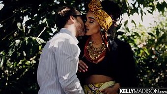 Afrikalı Güzellik Julie Kay, Beyaz Bir Adam Tarafından Götünden Sikişiyor