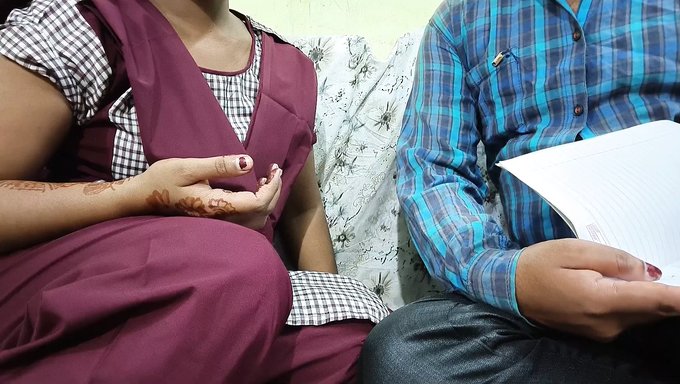 Üniversite Öğrencisi, Üvey Kardeşiyle Ateşli Bir Üçlüde Sikişiyor