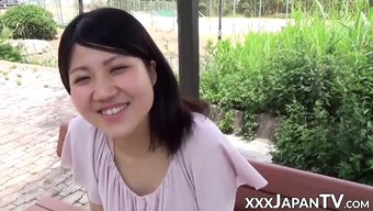 Utangaç Japon Kız, Halka Açıkta Parmaklanıyor Ve Sıvazlanıyor