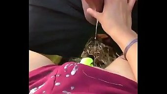 Ispanyol Bebek Erkek Arkadaşına El Işi Yapıyor Ve Onu Boşaltıyor
