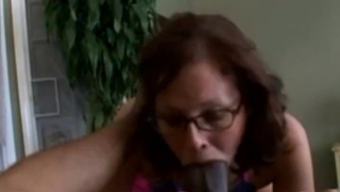 Cougar Milf, Irklararası Bir Videoda Büyük Siyah Bir Yarrağın Tadını Çıkarıyor