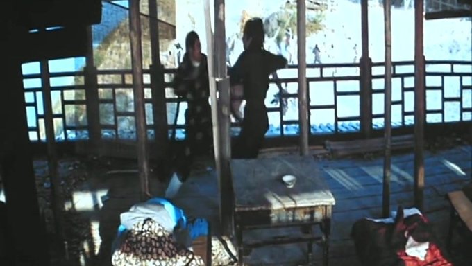 Klasik Sarışın Karate Hareketleriyle Yaramaz Oluyor