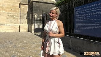 Fransız Milf Kim, Büyük Göğüsleri Ve Kıvrımlı Vücuduyla Anal Seksin Tadını Çıkarıyor
