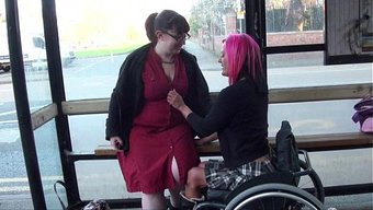 Lezbiyen Aşıklar Leah Caprice Ve Sevgilisi Otobüs Durağında Birbirlerine Göz Kırpıyor.