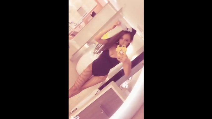 Asyalı Öğrenci, Öğretmen Tarafından Köpek Stili Ve Çoraplarla Cezalandırılıyor.