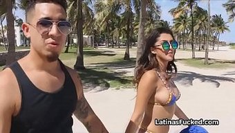 Büyük Kalçalı Latin Bebek Plajda Sakso Çekiyor