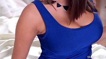 Göğüslü Esmer Sensual Jane, Romen Seks Tanrıçasına Sakso Çekiyor Ve Yarrağı Sürüyor