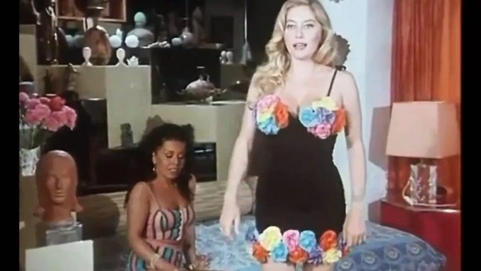 Moana Pozzi'Nin Yer Aldığı Eski Italyan Lezbiyen Pornosu