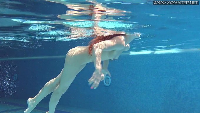 Azgın Rus Bebek Nicole Vahşi Ve Islak Oluyor