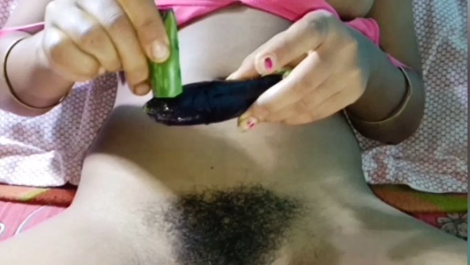 Hintli Genç Brinjal Ile Mastürbasyon Yapıyor (Bölüm-2)