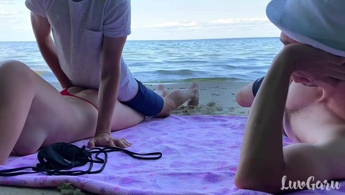Avrupalı Çift Plajda Halka Açık Seks Yapıyor, Grup Ortamında