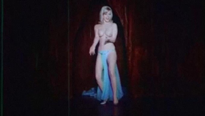 Vintage, Sallanan Göğüslü Amerikalı Dansçı, Klasik Üstsüz Dansla Tahrik Ediyor