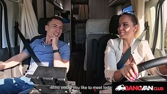 Bangvan'Da Yakışıklımı Sikerken Kocaman Doğal Memelerimi Sergilememe Izin Verdi.