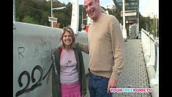 Şişman Sarışın Genç Kız, Yabancıyla Halka Açık Yerde Sevişiyor Ve Güzelce Beceriliyor.