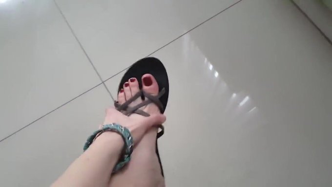Duygusal Videoda Tatlı Ayaklar Terliklerle Kışkırtıyor