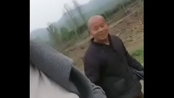 Ateşli Bir Kız Yaşlı Adamı Baştan Çıkardı Ve Vahşi Seksin Tadını Çıkardı.