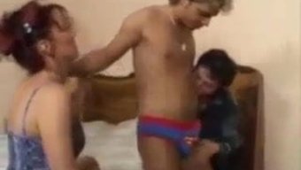 Evsiz Bir Çocuk Ve Iki Kadınla Duvarda En Iyi Üçlü