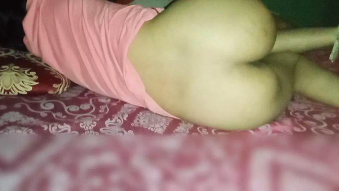 Hintli Bebek, Partnerini Yalayarak Ve Becererek Orgazm Oluyor