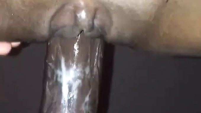 Siyah Genç Kızın Ev Yapımı Videosu, Büyük Klitorisini Uyarıyor