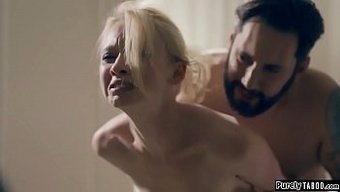 Genç Bir Porno Yıldızı, Sert Mastürbasyon Videosunda Yaşlı Bir Adam Tarafından Domine Ediliyor.