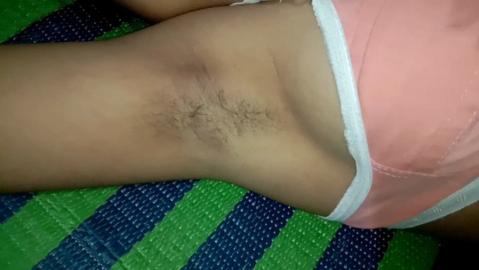Çıplak Kız Arkadaş, Duygusal Bir Masaj Alıyor Ve Mastürbasyon Yapıyor