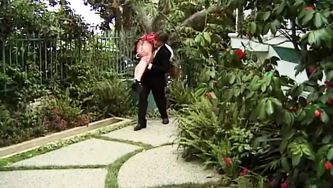 Oral Zevke Dalan Baştan Çıkarıcı Bir Esmerin Yer Aldığı Muhteşem Bir Video