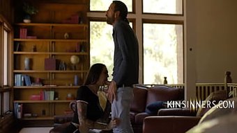 Yaşlı Adam Aldatan Genç Üvey Kızının Partneriyle Seks Yapıyor