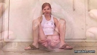 Bir Kinky Çek Bebek, Vahşi Bir Solo Seansında Dildo Ve Mastürbasyonla Kendini Şımartıyor