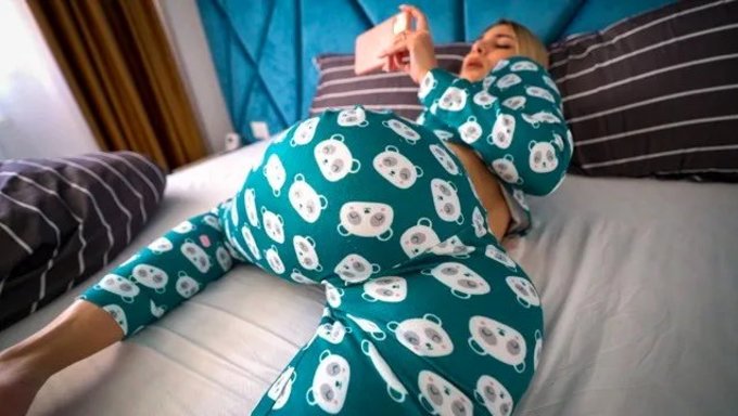 Genç (18+) Kız Kardeş Porno Izlerken Yakalandı Ve Keşfetmesine Yardımcı Oldum