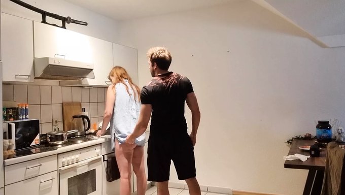 18 Yaşındaki Üvey Kız Kardeş Gizlice Sikişiyor Ve Neredeyse Yakalanıyor