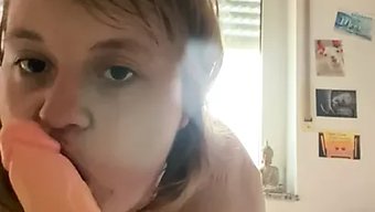 Alman Genç, Solo Bir Videoda Kendini Parmaklayarak Bir Dildo Kullanıyor