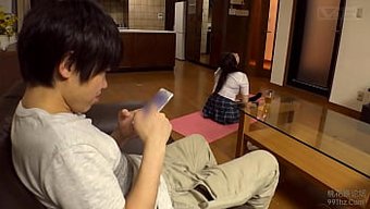 Yüksek Çözünürlüklü Seksi Japon Kızın Dik Poposunu Görün