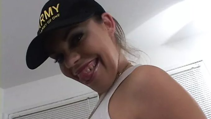 Azgın Milf, Sıkı Amcığının Derin Penetrasyonunun Tadını Çıkarıyor