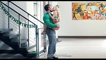 Minyon Sarışın Piper Perri, St. Patrick Günü'Nde Fena Halde Beceriliyor.