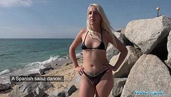 Sarışın Bomba Liz Rainbow, Plajda Halka Açık Seksin Tadını Çıkarıyor