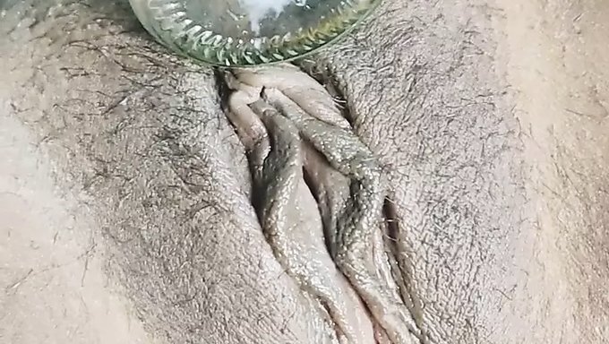 Hintli Milf Ev Yapımı Bir Videoda Spermi Yutuyor