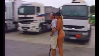 Sarışın Milf, Kıvrımlarını Halka Açık Çıplaklıkta Sergiliyor