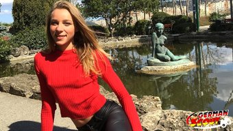 Ince Üniversiteli Genç Emily, Alman Bir Izci Tarafından Baştan Çıkarılıyor Ve Beceriliyor