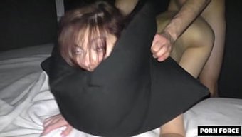 Küçük Bir Üniversite Öğrencisinin Öğretmeni Tarafından Sert Bir Şekilde Ele Geçirildiği Sert Ve Vahşi Ev Yapımı Bir Video