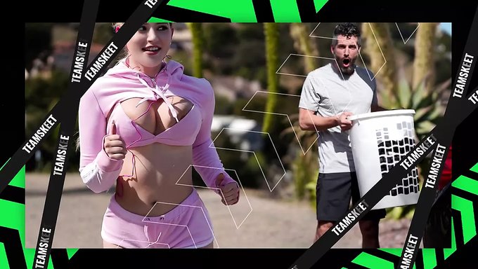 Genç Üvey Kız Kardeş, Evin Her Odasında Sakso Çekiyor