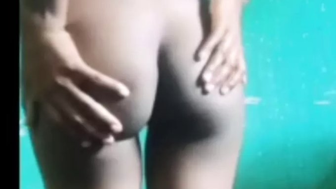 Amatör Bebek Kendini Parmaklıyor Ve Kamerada Çıplak Kalıyor