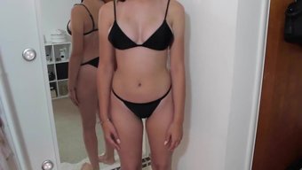 Amatör Bikini Modeli Soyunuyor Ve Tahrik Ediyor