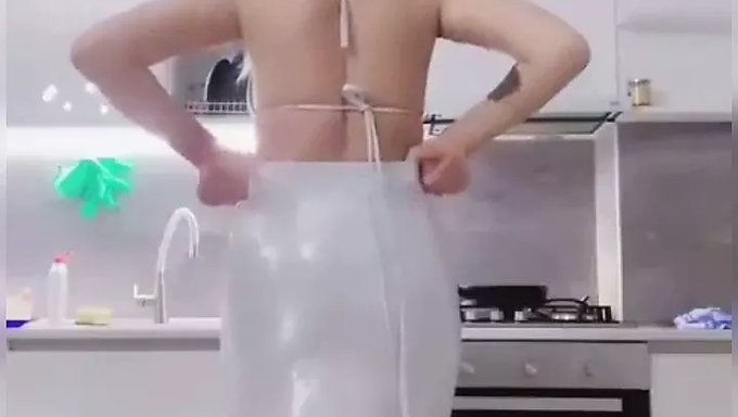 Bdsm Doktoru Ayak Işi Ve Top Patlatma Ile Eğleniyor