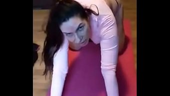 Josephine James Spor Salonunda Vücudunu Sergiliyor Ve Kendini Parmaklıyor