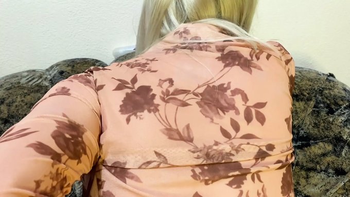 Tüylü Genç Kız Yakın Çekim Videoda Anal Zevk Alıyor