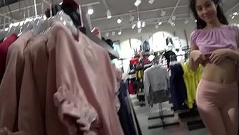 Sissy Çocuk, Alışveriş Merkezinde Halka Açık Üçlüde Sakso Çekiyor